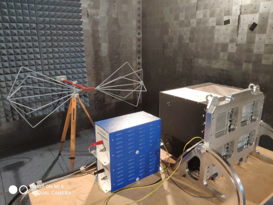 Tipica configurazione per verifiche di suscettività radiata con
              antenna biconica, nella banda 30 MHz - 200 MHz.