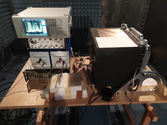 Tipica configurazione per verifiche di emissione condotta sulle
              linee di alimentazione con LISN, nella banda 150 kHz - 10 MHz.